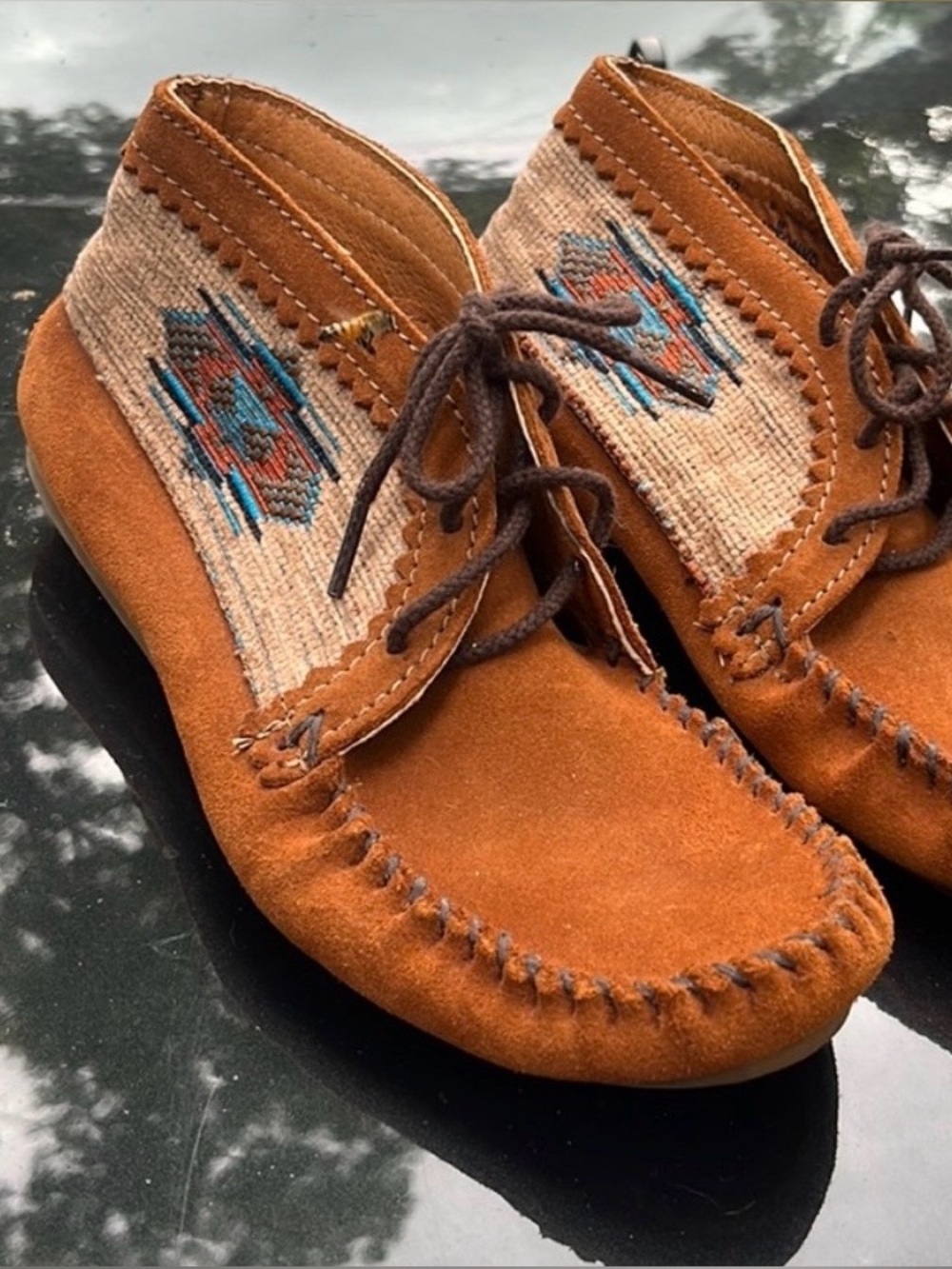 MINNETONKA Shoes RARE Moccasins Leather Suede Colorful Embroidery Tan Size 8